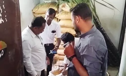 பொங்கல் பரிசு தொகுப்பு: ரேஷன் கடையில் கவுன்சிலர்-தி.மு.க பிரமுகர் இடையே கடும் வாக்குவாதம்