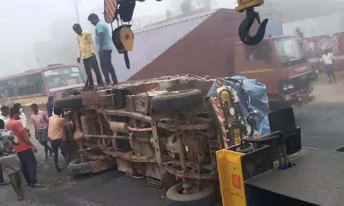 போகி புகைமூட்டம்: மதுரவாயல் பைபாஸ் சாலையில் பூக்கள் ஏற்றிய வேன் கவிழ்ந்து விபத்து