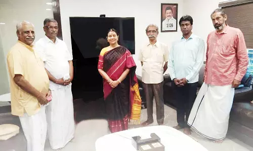 துர்கா ஸ்டாலினுக்கு ராமர் கோவில் அழைப்பிதழ்-அட்சதை: பக்தியுடன் பெற்றுக் கொண்டார்