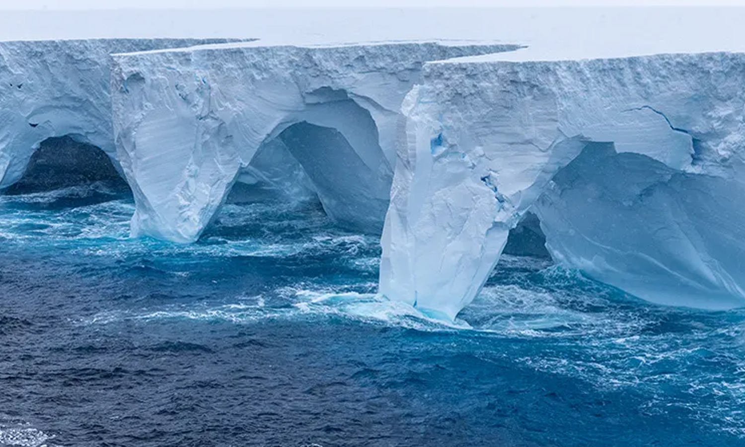 உருகும் பனிப்பாறையில் உருவாகும் அழகான வடிவங்கள்
