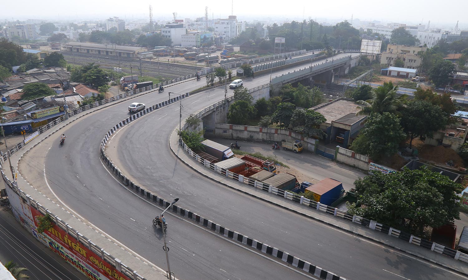 தொடர் விடுமுறை-  தொழிலாளர்கள் சொந்த ஊர்களுக்கு சென்றதால் வெறிச்சோடிய திருப்பூர்