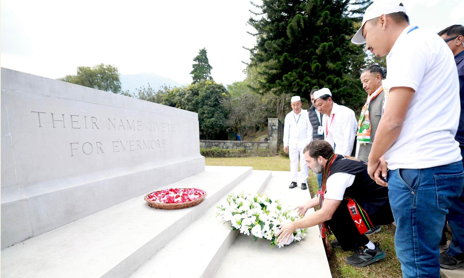 இரண்டாம் உலகப் போர் கல்லறையில் மலர் வளையம் வைத்து மரியாதை செலுத்திய ராகுல் காந்தி
