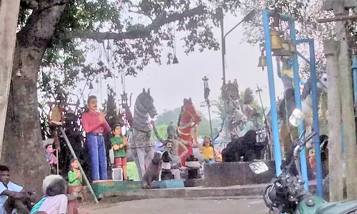 அகரம்சீகூர் அருகே கோவிலில் வெண்கல மணிகள் திருட்டு