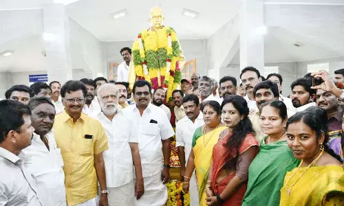 183வது பிறந்த தினம்: பென்னிகுவிக் சிலைக்கு அரசியல் கட்சியினர், விவசாயிகள் மரியாதை