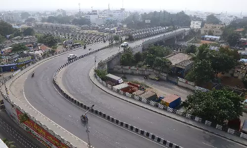 தொடர் விடுமுறை-  தொழிலாளர்கள் சொந்த ஊர்களுக்கு சென்றதால் வெறிச்சோடிய திருப்பூர்