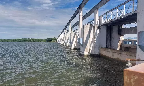 பூண்டி ஏரி மதகில் நீர் கசிவு