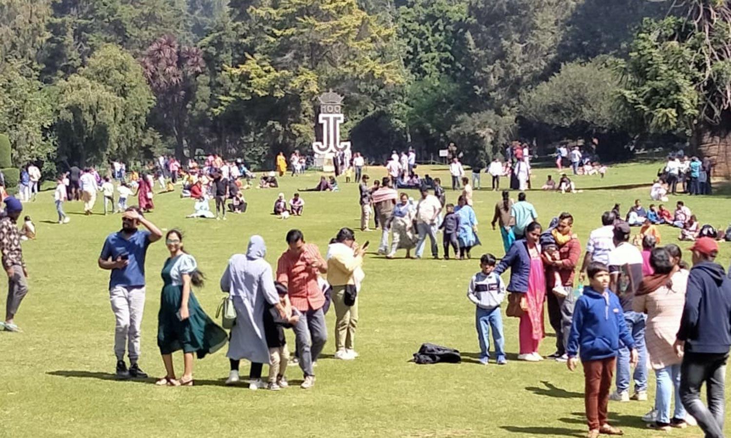 ஊட்டியில் குவிந்த சுற்றுலா பயணிகள்