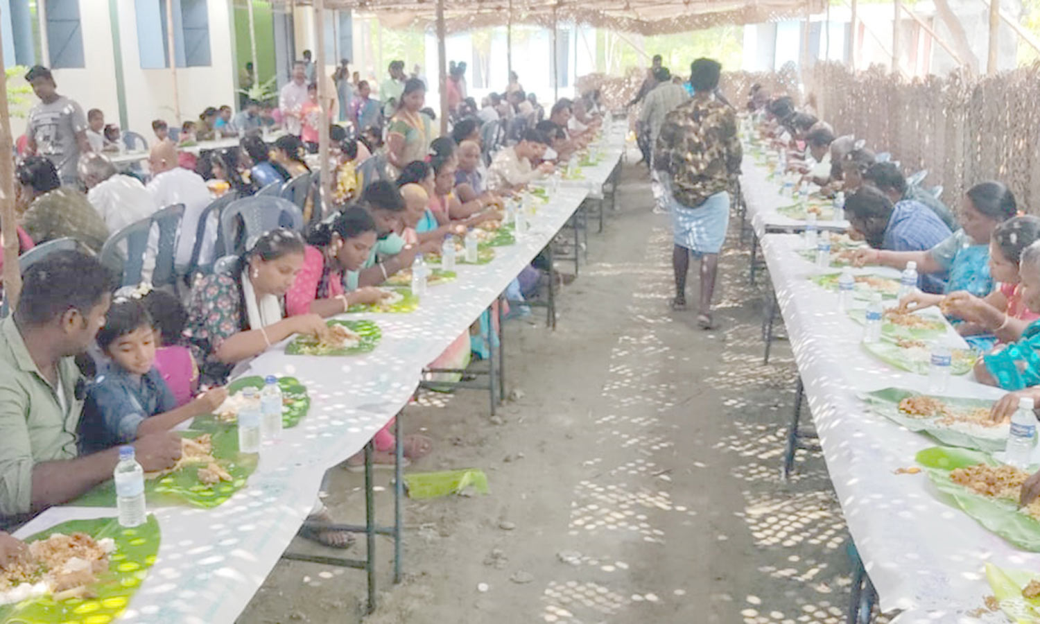 பொங்கல் விழா: முனியாண்டி கோவிலில் 100 ஆடு, 50 கோழிகள் பலியிட்டு வழங்கப்பட்ட அசைவ அன்னதான விருந்து