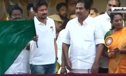 அலங்காநல்லூர் ஜல்லிக்கட்டு போட்டியை தொடங்கி வைத்தார் அமைச்சர் உதயநிதி ஸ்டாலின்