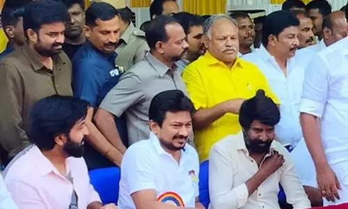 அலங்காநல்லூர் ஜல்லிக்கட்டில் நடிகர்கள் அருண் விஜய், சூரி