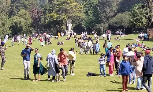 ஊட்டியில் குவிந்த சுற்றுலா பயணிகள்