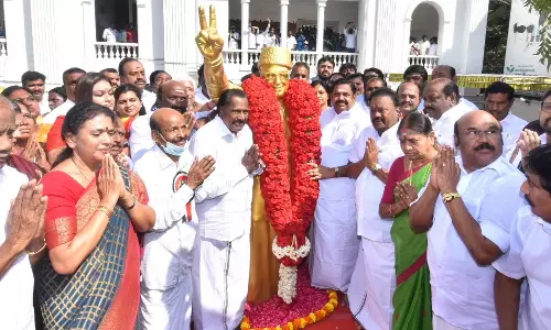 எம்.ஜி.ஆர். சிலைக்கு எடப்பாடி பழனிசாமி மாலை அணிவித்து மரியாதை