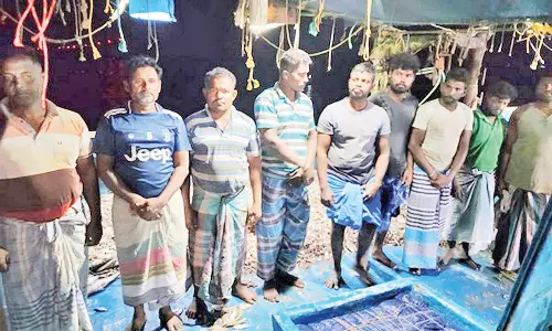 தமிழக மீனவர்கள் 18 பேரை  கைது செய்தது இலங்கை கடற்படை