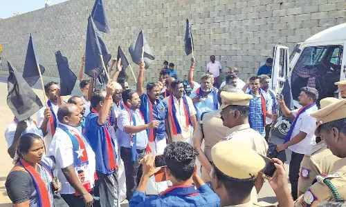 கவர்னருக்கு கருப்பு கொடி காட்ட முயன்ற விடுதலை சிறுத்தை கட்சியினர் 25 பேர் கைது