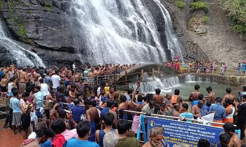 குற்றாலம் மெயின் அருவியில் குவிந்த சுற்றுலா பயணிகள்