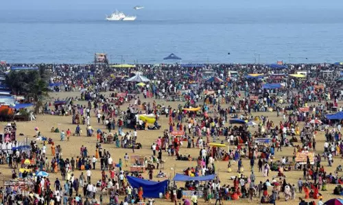 காணும் பொங்கல் கொண்டாட்டம்- மெரினா கடற்கரையில் குவிந்த மக்கள்