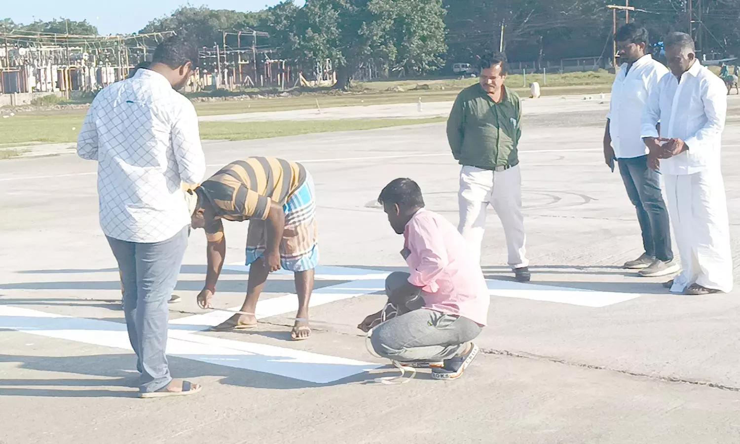 பிரதமர் மோடி வருகையையொட்டி மண்டபத்தில் உள்ள ஹெலிபேடு தயார்படுத்தும் பணி நடைபெற்று வரும் காட்சி