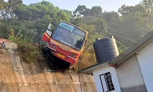 தடுப்புச்சுவரை இடித்து அந்தரத்தில் தொங்கிய கேரள அரசு பஸ்