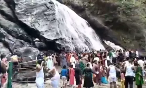 தொடர் விடுமுறையையொட்டி கவியருவிக்கு 5 நாளில் 16 ஆயிரம் பேர் வருகை