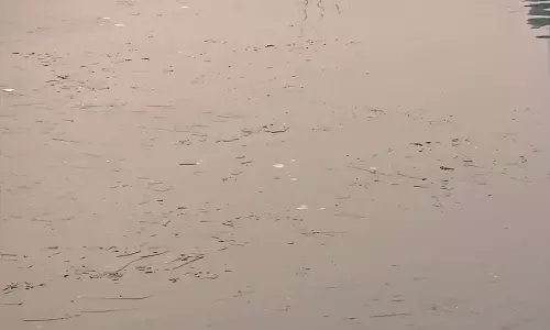 கடும் குளிர் எதிரொலி: உறைந்து கிடக்கும் காஷ்மீரின் தால் ஏரி