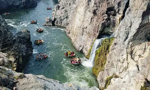 காணும் பொங்கல் விழாவையொட்டி ஒகேனக்கலில் குவிந்தசுற்றுலா பயணிகள்