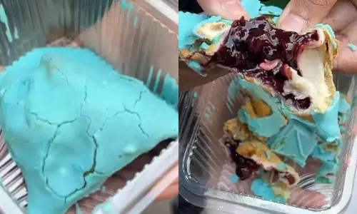 வைரலான புளூபெர்ரி சமோசா... குவியும் லைக்குகள்