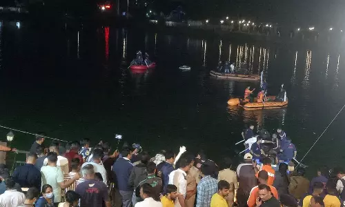 பள்ளி சுற்றுலாவின்போது விபரீதம்- படகு கவிழ்ந்து 14 மாணவர்கள் உயிரிழப்பு