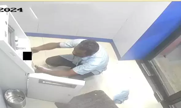 கோவில்பட்டியில் ஏ.டி.எம் எந்திரத்தை உடைத்து பணத்தை திருட முயற்சித்தவர் கைது