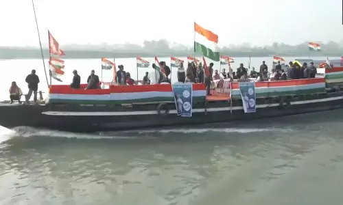 பிரம்மபுத்திரா ஆற்றில் படகில் பயணம் செய்த ராகுல் காந்தி