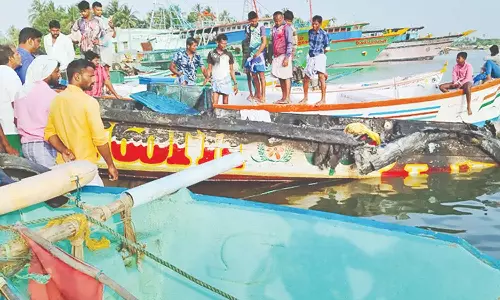 என்ஜின் தீப்பிடித்து வெடித்து சிதறிய பைபர் படகு- 6 மீனவர்கள் படுகாயத்துடன் மீட்பு