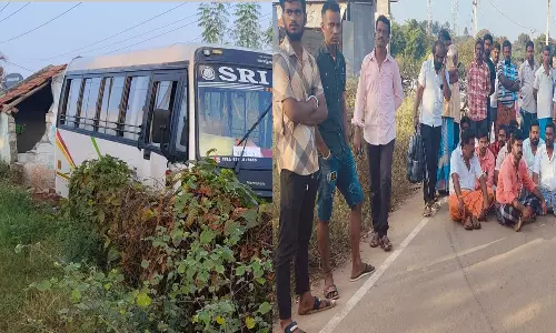 தாறுமாறாக ஓடிய வேன் வீட்டிற்குள் புகுந்தது- பொதுமக்கள் மறியல்