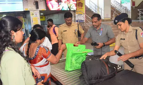 வெடிகுண்டு மிரட்டல் எதிரொலி: கோவையில் மக்கள் கூடும் இடங்களில் பலத்த போலீஸ் பாதுகாப்பு