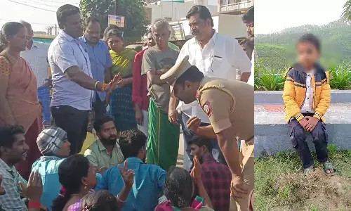 பள்ளி வேன் மோதி சிறுவன் பலியான சம்பவம்- பொதுமக்கள் சாலை மறியல்