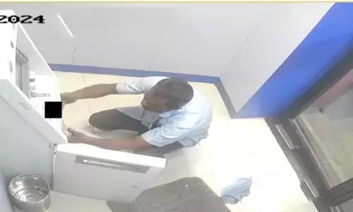 கோவில்பட்டியில் ஏ.டி.எம் எந்திரத்தை உடைத்து பணத்தை திருட முயற்சித்தவர் கைது