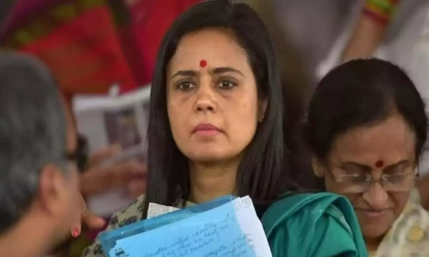 அரசு பங்களாவை காலி செய்தார் திரிணாமுல் காங்கிரஸ் எம்.பி. மஹுவா மொய்த்ரா