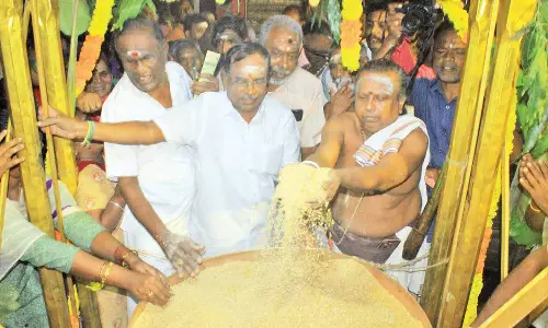 நெல்லையப்பர் கோவிலில் நெல்லுக்கு வேலியிட்ட திருவிளையாடல் காட்சி- திரளான பக்தா்கள் தரிசனம்