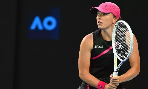 ஆஸ்திரேலிய ஓபன்: நம்பர் ஒன் வீராங்கனைக்கு அதிர்ச்சி அளித்த 19 வயது வீராங்கனை