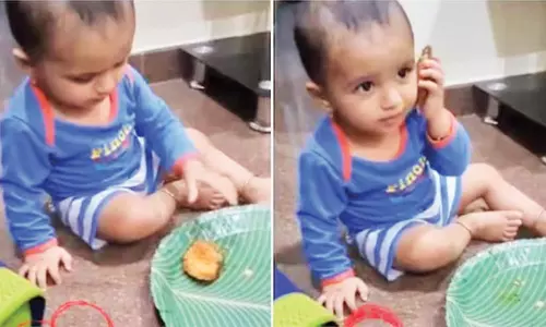 உணவை செல்போன் என நினைத்த குழந்தை