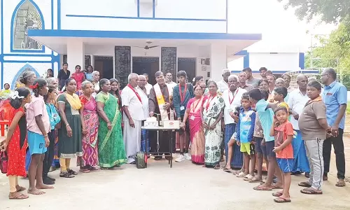 சிறுக சிறுக சேமித்த பணத்தால் விமானத்தில் பறந்த கிராம மக்கள்