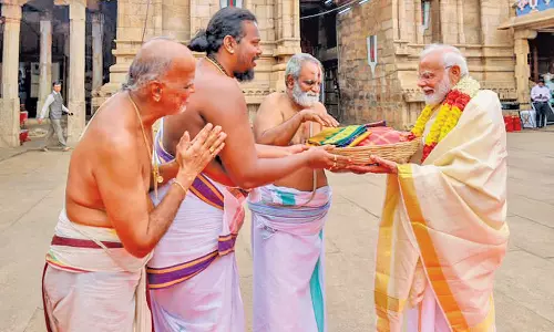 அயோத்தி கோவிலில் ராமருக்கு அணிவிப்பதற்கு பட்டு வஸ்திரங்கள்: பிரதமரிடம் வழங்கிய பட்டர்கள்