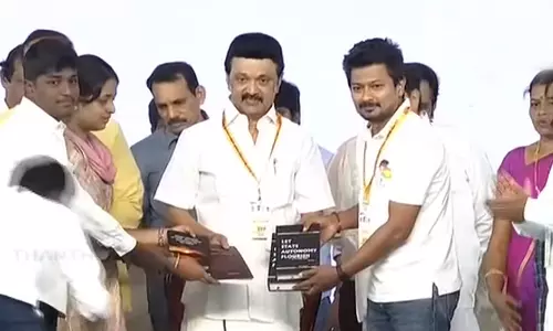 திமுக இளைஞரணி மாநாட்டு மலரை வெளியிட்டார் முதலமைச்சர் மு.க.ஸ்டாலின்