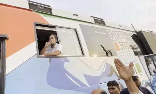 ஜெய் ஸ்ரீராம், மோடி என முழக்கமிட்டவர்களுக்கு பறக்கும் முத்தம் கொடுத்த ராகுல் காந்தி