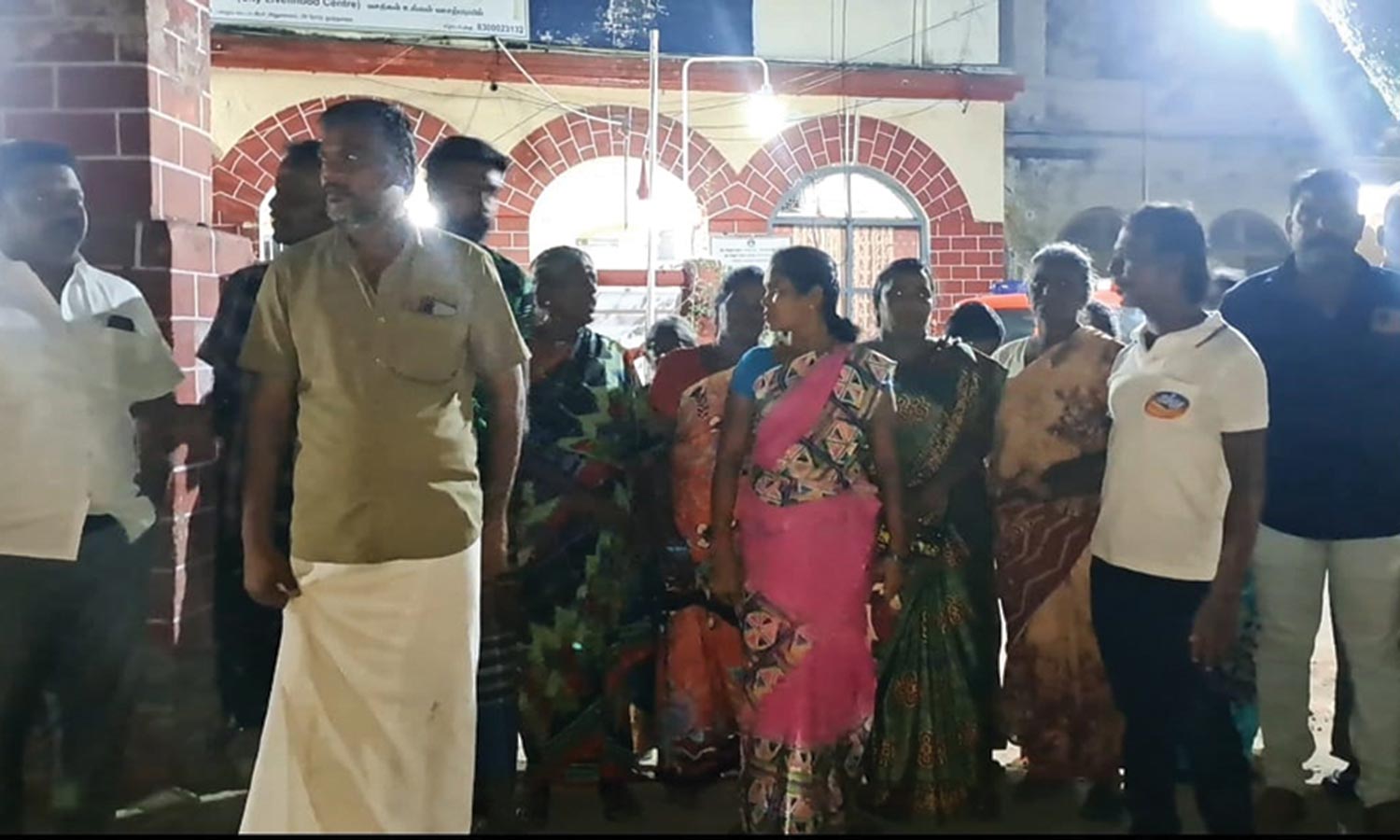 போலீஸ் நிலையத்தை முற்றுகையிட்டு பொதுமக்கள் போராட்டம்