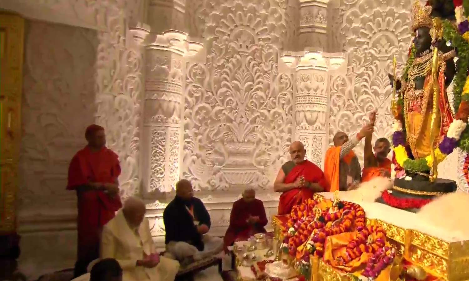 விண்ணை முட்டிய ஜெய் ஸ்ரீராம் கோஷம்... அயோத்தியில் பிரதிஷ்டை செய்யப்பட்ட ராமர் சிலை