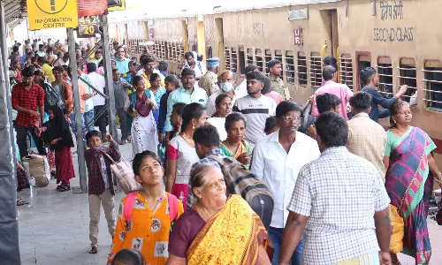 திருப்பூர் திரும்பிய பனியன் நிறுவன தொழிலாளர்கள்