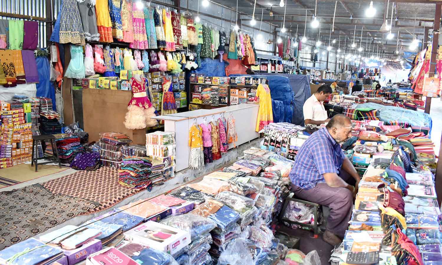 வெளி மாநில வியாபாரிகள் வராததால் ஈரோடு ஜவுளி சந்தையில் வியாபாரம் பாதிப்பு