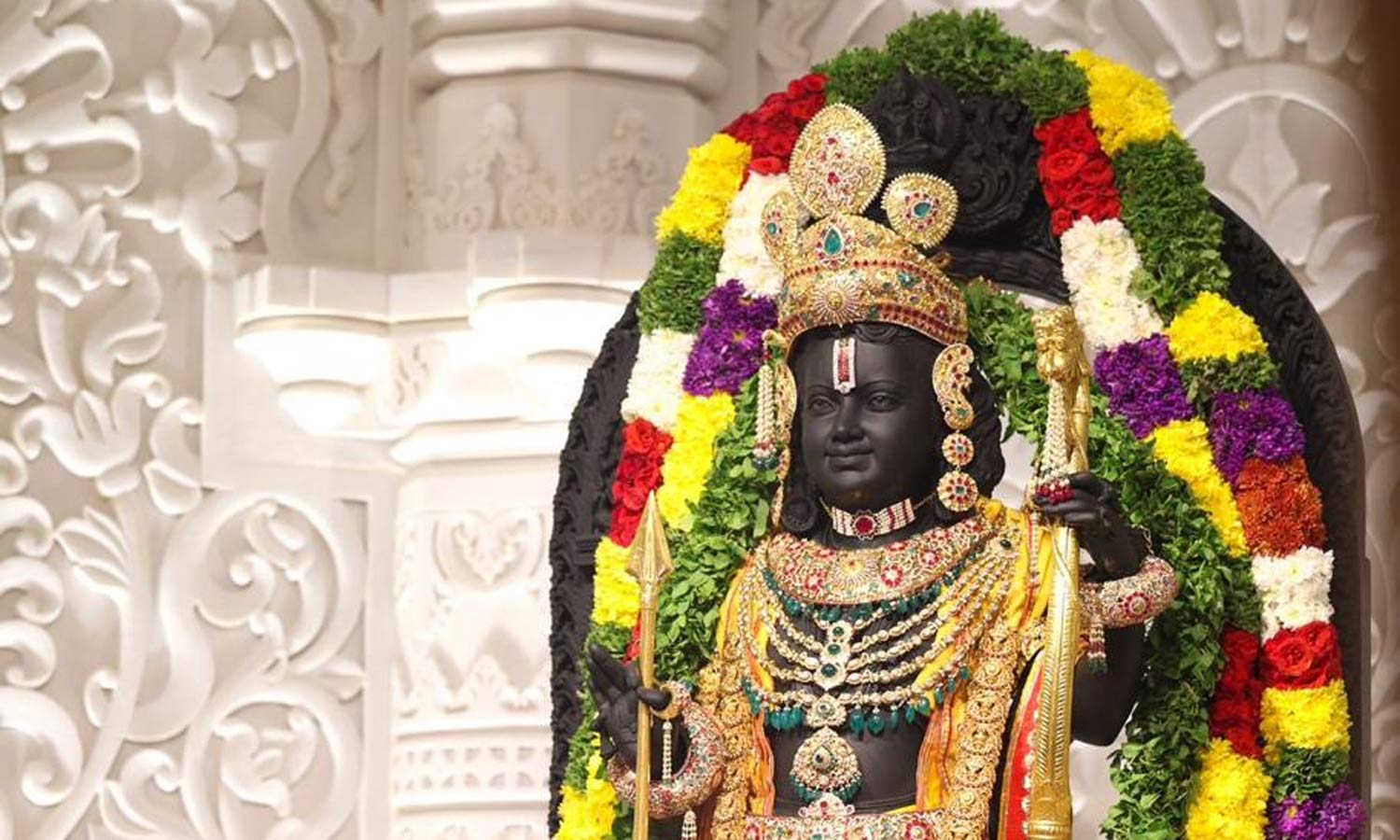 பல நூறு கோடி ரூபாய் மதிப்புள்ள தங்க, வைர நகைகள் ராமருக்கு அணிவிப்பு