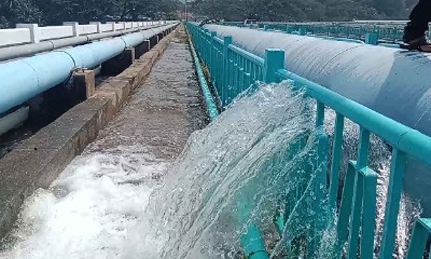 மேட்டூர் அருகே தொட்டில்பட்டி கூட்டு குடிநீர் திட்ட ராட்சத குழாயில் உடைப்பு