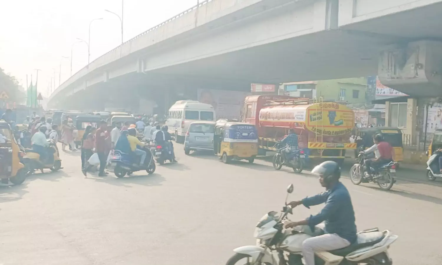 பயணிகளை மூச்சுமுட்ட வைக்கும் மூலக்கடை சந்திப்பு நெரிசல் பயணிகளை மூச்சுமுட்ட வைக்கும் மூலக்கடை சந்திப்பு நெரிசல்