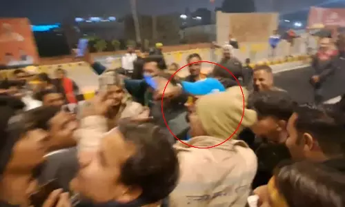 கோலி தோற்றம் கொண்டவருடன் செல்பி எடுக்க குவிந்த ரசிகர்கள்- வீடியோ வைரல்